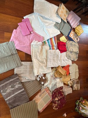 Large Lot Of Tablecloths, Placemats Napkins, And Runners. Indoor And Outdoor See Photos.