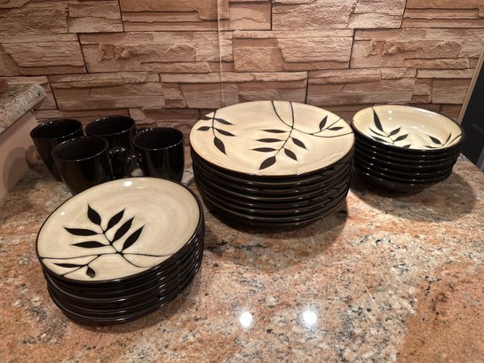 Gibson Elite Midnight Palm Leaves Set 4 Mugs 8 Dinner Plates 7 Salad 7 Bowls One Has Chip