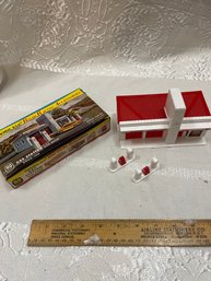 Plasticville USA Service Station HO Bachmann Model Train Almost Complete No Car With Box
