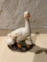 Vintage Mother Duck With Baby Ducklings Figurine 4x5in