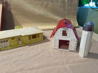 Bachmann Plasticville  O Scale Red And White Barn And Ranch House Yellow Walls White Roof