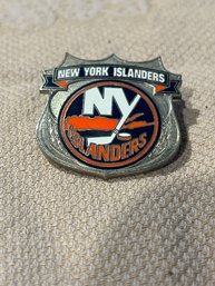 VINTAGE 1.5in NEW YORK ISLANDERS NHL HOCKEY PUCK LOGO PIN