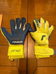 Reusch Attrakt Freegel Silver Finger Support Soccer Goalkeeper Gloves