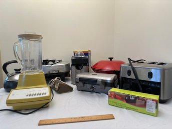 Lot Of Small Kitchen Appliances Gadgets Totoaster, Blender, Mixer, Juicer, Walk, Peeler, Kettle And More