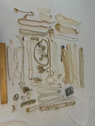 Huge Lot Of Vintage Ladies Fashion Jewelry Faux Pearls Necklaces Bracelets Pins Earrings Ring See All Photos