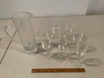 Cocktail Pitcher And 8  8 Inch Champagne Wine Glasses