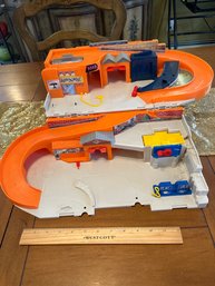 Mattel Hot Wheels Service Center Fold Away Garage Play Set