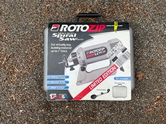 Roto Zip Heavy Duty Spiral, Saw Power Tool New In Box SCS01LE Includes Carrying Case And Circle Cutter