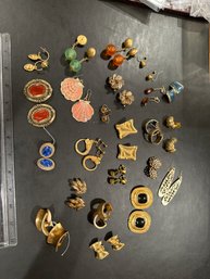 Estate Sale Jewelry Lot Of Ladies Vintage Fashion Gold Tone Earrings Post Clip On Screw On See All Photos
