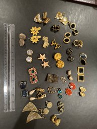 Estate Sale Jewelry Lot Of Ladies Vintage Fashion Gold Tone Earrings Post Clip On Screw On See All Photos