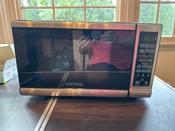 Blackdecker EM720CPY Digital Microwave Oven With Turntable Push-Button Door