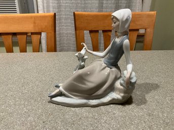 Lladro - Shepherdess Girl Sitting With Bird - Figurine