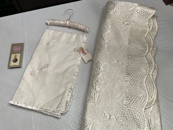 2 Baby Blankets Newborn Carters Blanket New With Tags Scalloped Satin Cream Color Crib Blanket Photo Frame