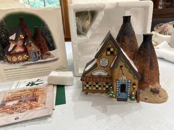 Department 56 Royal Staffordshire Porcelains Dickens Christmas Village Excellent