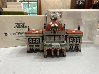 Department 56 Victoria Station Dickens Christmas Village Excellent