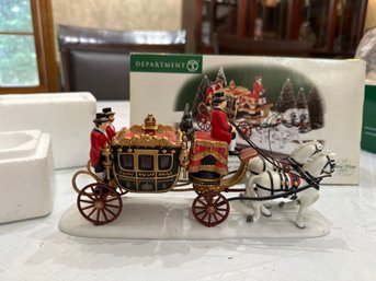 Department 56 Village Accessories The Queens Parliamentary Coach Excellent