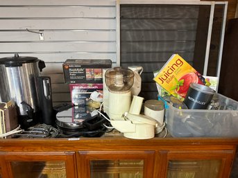 Kitchen Appliance Lot, Coffee Maker, Mixer, Wine Opener, Waffle Maker, Food Processor, Nutrabullet And More