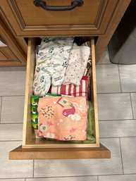 Kitchen Drawer Lot Of Oven Mitts Dish Towels And Placemats