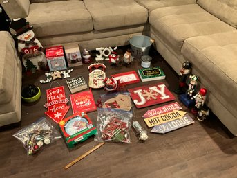 Lot Small Christmas Wall, Art, Snow, Globes, Nutcrackers, And More See Photos