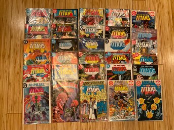 Lot Of 30 DC COMICS THE NEW TEEN TITANS Comic Books