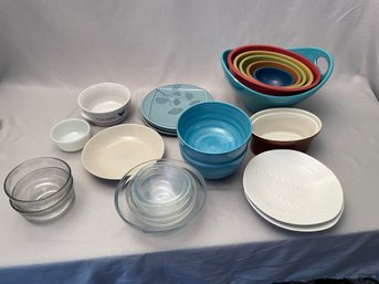 Lot Of Bowls Ceramic And Plastic