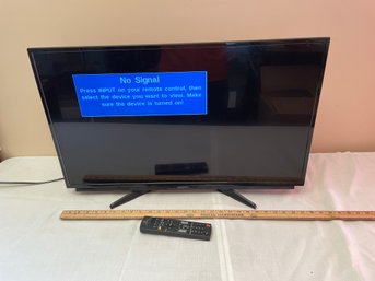 Sharp 32' TV LCD Television With Remote Model #lC-32LB370U  Works Great!