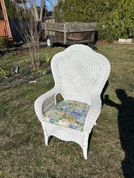Beautiful White Wicker Chair 48x18x28 Great For Outdoor Patio With Rocker Addl Pieces Excellent