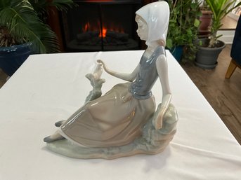 Lladro 'Shepherdess With Dove' Collectible Figurine #04660 Retired Glazed Finish