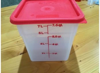 7.5 Qt. Container Tupperware Cambro