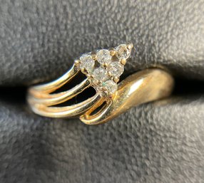 14k Gold Ring With What Appear To Be Diamonds