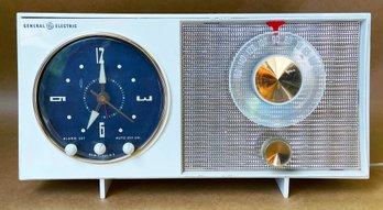 General Electric Mid-Century Alarm Clock With AM Tuner ( Radio Does Not Work, Clock Does)