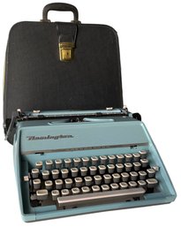 Amazing Vintage Remington Fleetwing Typewriter & Case