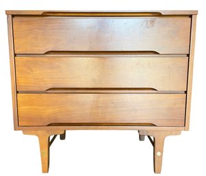 Distinctive Furniture By Stanley Mid-Century 3 Draw Dresser