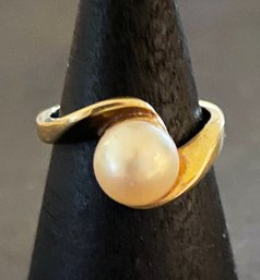 10k Gold And Pearl(?) Ring