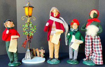 4 Byers Choice 1985 Carolers With Metal Lamppost