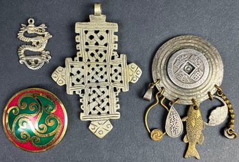 2 Vintage Pins & 2 Pendants From Around The Globe