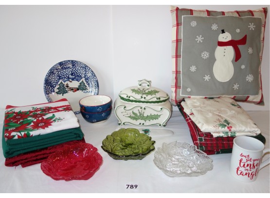 Christmas Kitchen Linens & Servingware