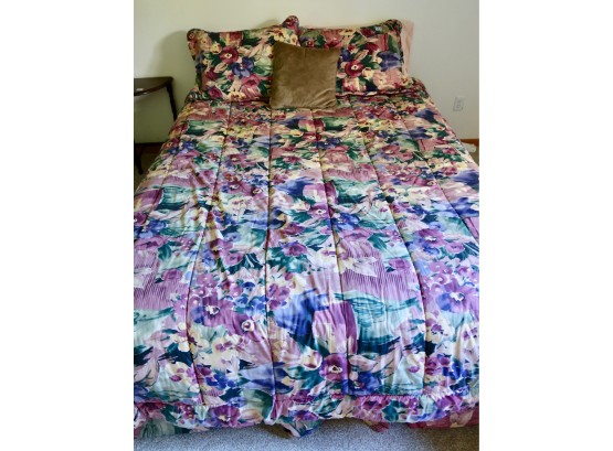 Queen Comforter Set W/Pillows & Bedskirt