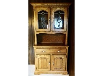 Nice Compact Oak Hutch W/etched And Leaded Glass Doors