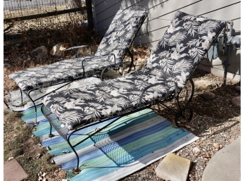 2 Chaise Lounge Chairs With Cushions