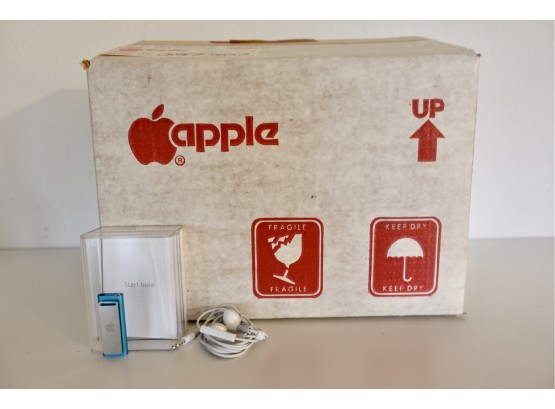 Vintage Apple Box & 2GB Ipod Shuffle