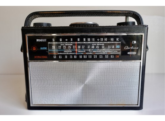 Montgomery Ward Airline Model GTM-1233A Multiband Radio