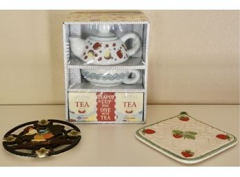 New In Box Teapot And 2 Trivets With Fruit And Rooster Theme