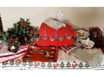 Christmas Dcor Including Vintage German Table Runner And Place Mats, Handmade Throws, & More