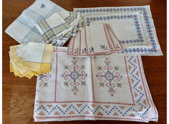 Vintage Tablecloths, Napkins, & Placemats