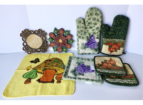 Assorted Oven Mits, Pot Holders, & More