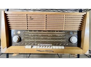 Vintage Grundig Myajestic Radio, Model #4095 - Powers On And Plays Music - Chips On Veneer See Pictures
