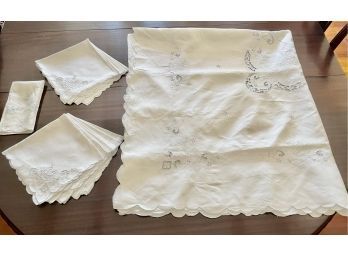 66' X 120' Vintage Hand Embroidered Table Cloth With 12 Napkins