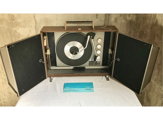 Vintage RCA Victor 4 Speaker Stereo W/Turntable