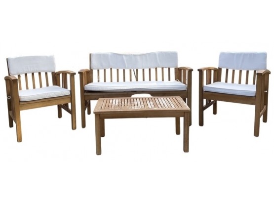 Vintage Outdoor Wood Furnitures With Cushions